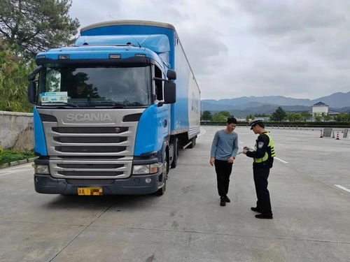 賀州交警“治防宣”三箭齊發，擰緊道路運輸“安全閥”守護“平安貨運”